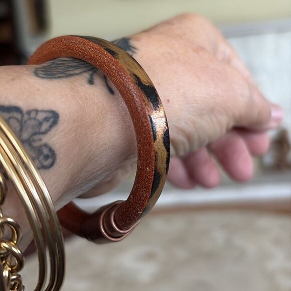 NWOT Handcrafted Leather Bracelet Animal Print Magnetic Clasp - Picture 2 of 8